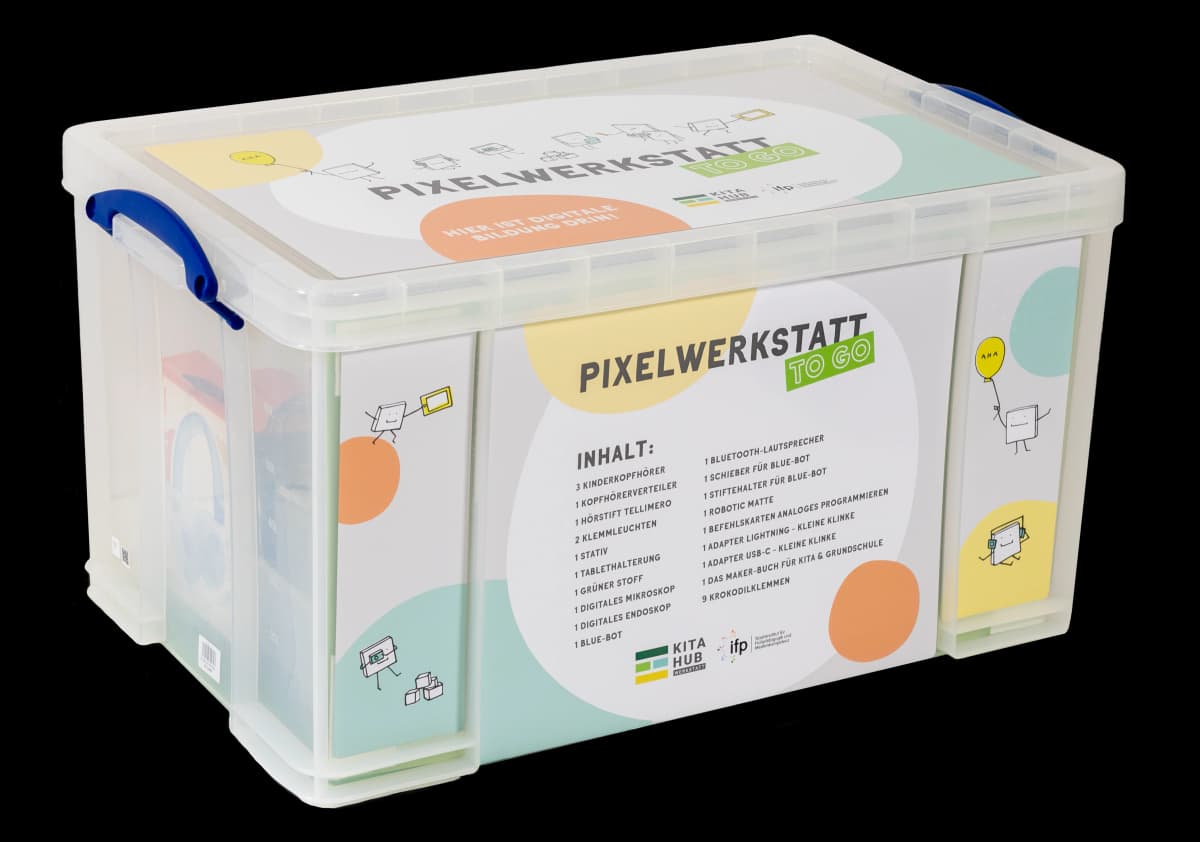Die Leihbox der PIXELWERKSTATT to go: eine durchsichtige Box mit blauen Griffen und buntem Aufkleber
